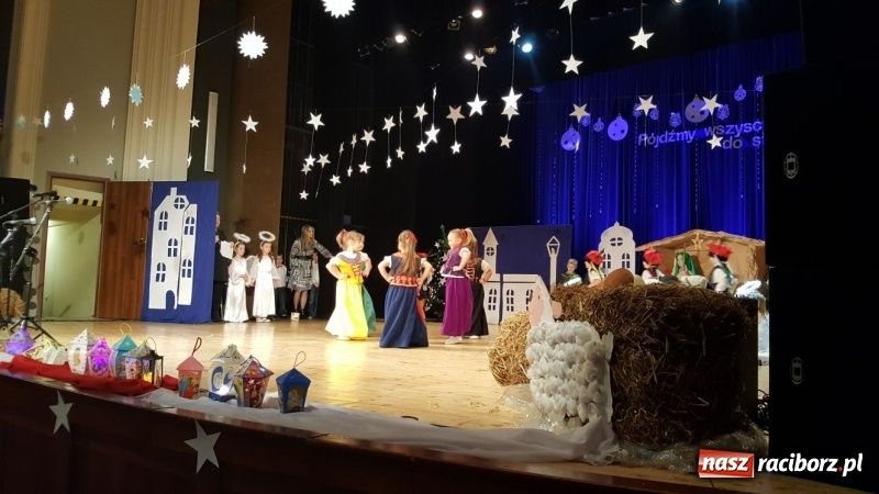 Zdjęcie w galerii na portalu naszraciborz.pl: Dzieci z Przedszkola nr 15 wystawiły jasełka na scenie RCK wiadomości z regionu