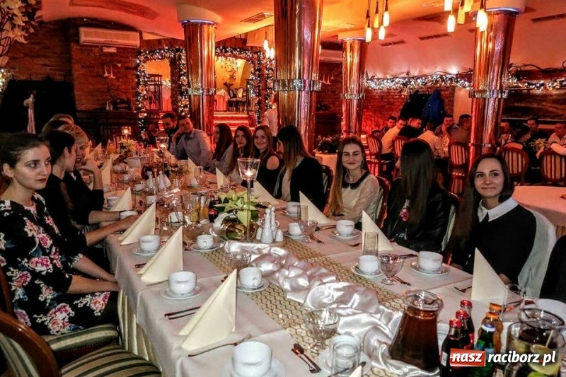 Zdjęcie w galerii na portalu naszraciborz.pl: Raciborskie koszykarki na wigilijce w Brax-Tonie  wiadomości z regionu