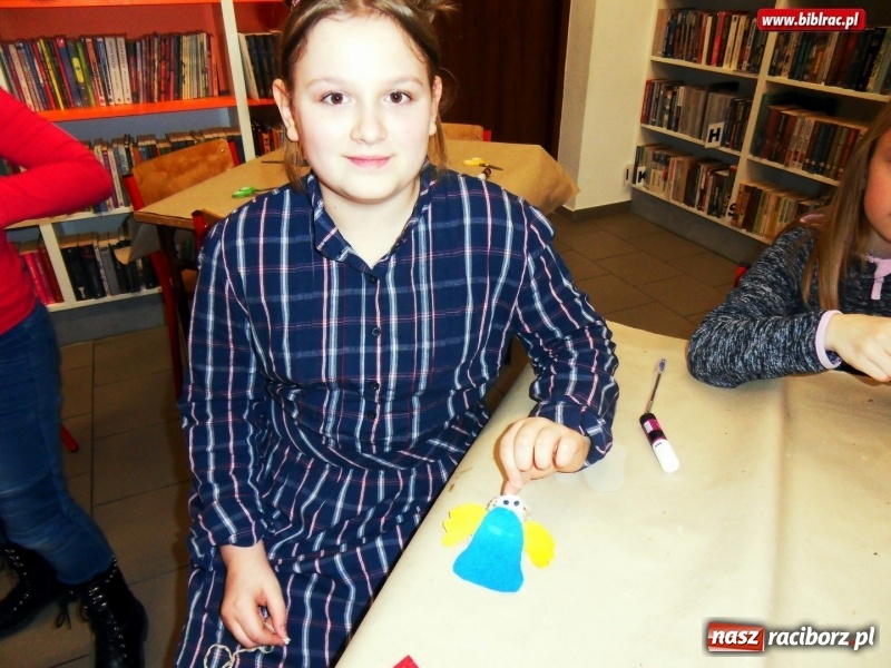 Zdjęcie w galerii na portalu naszraciborz.pl: Świąteczne aniołki w bibliotece w Markowicach wiadomości z regionu