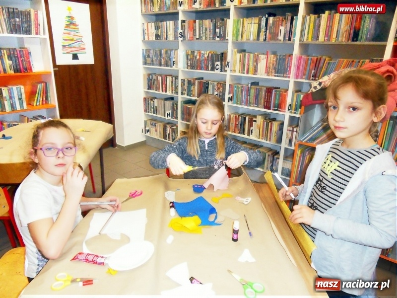 Zdjęcie w galerii na portalu naszraciborz.pl: Świąteczne aniołki w bibliotece w Markowicach wiadomości z regionu