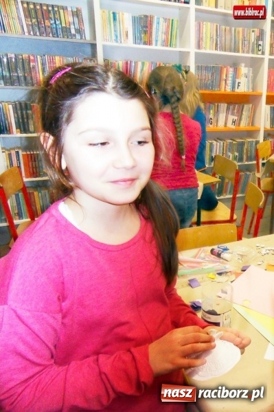 Zdjęcie w galerii na portalu naszraciborz.pl: Świąteczne aniołki w bibliotece w Markowicach wiadomości z regionu