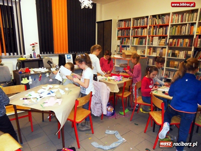 Zdjęcie w galerii na portalu naszraciborz.pl: Świąteczne aniołki w bibliotece w Markowicach wiadomości z regionu
