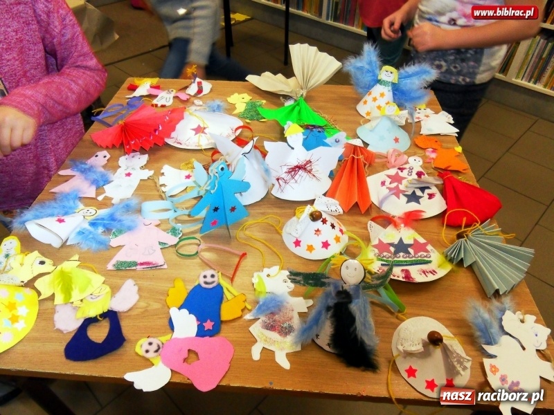 Zdjęcie w galerii na portalu naszraciborz.pl: Świąteczne aniołki w bibliotece w Markowicach wiadomości z regionu
