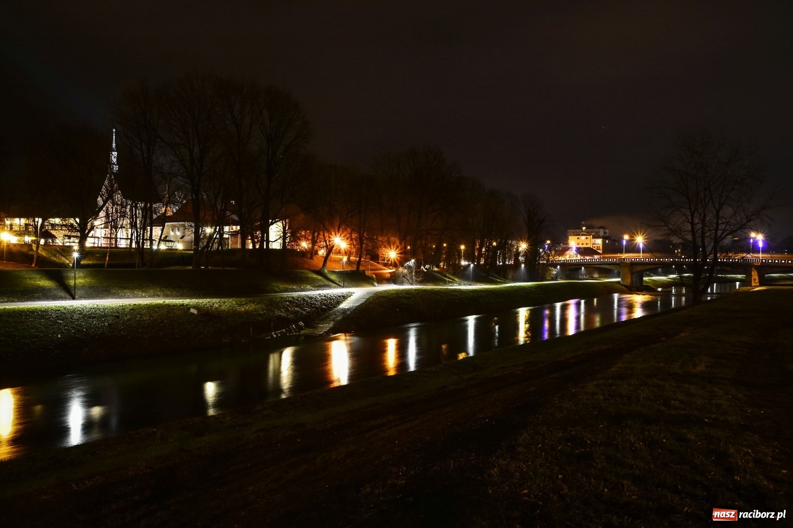 Zdjęcie w galerii na portalu naszraciborz.pl: Miasto oświetliło ścieżkę rowerową wzdłuż Bosackiej wiadomości z regionu