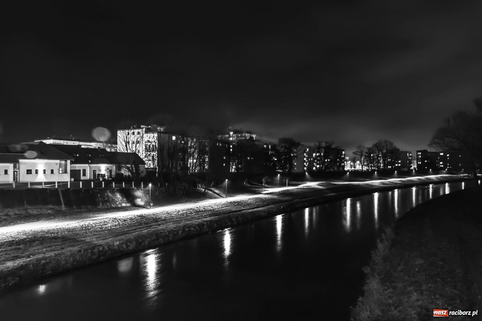 Zdjęcie w galerii na portalu naszraciborz.pl: Miasto oświetliło ścieżkę rowerową wzdłuż Bosackiej wiadomości z regionu