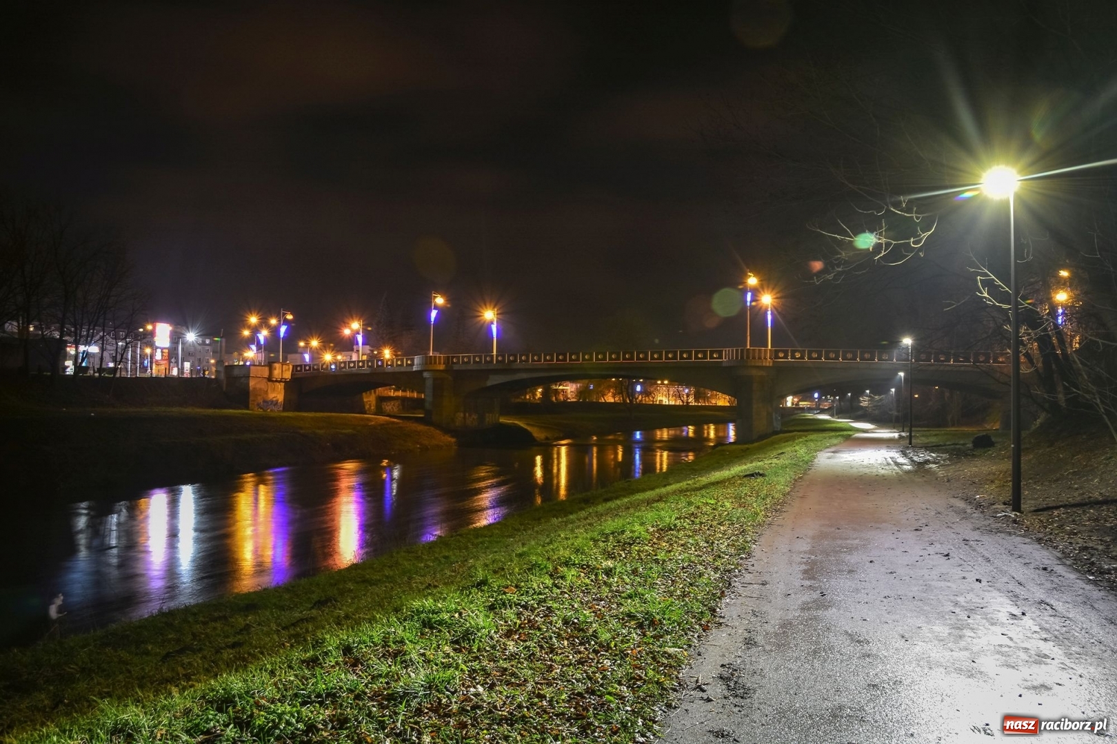 Zdjęcie w galerii na portalu naszraciborz.pl: Miasto oświetliło ścieżkę rowerową wzdłuż Bosackiej wiadomości z regionu