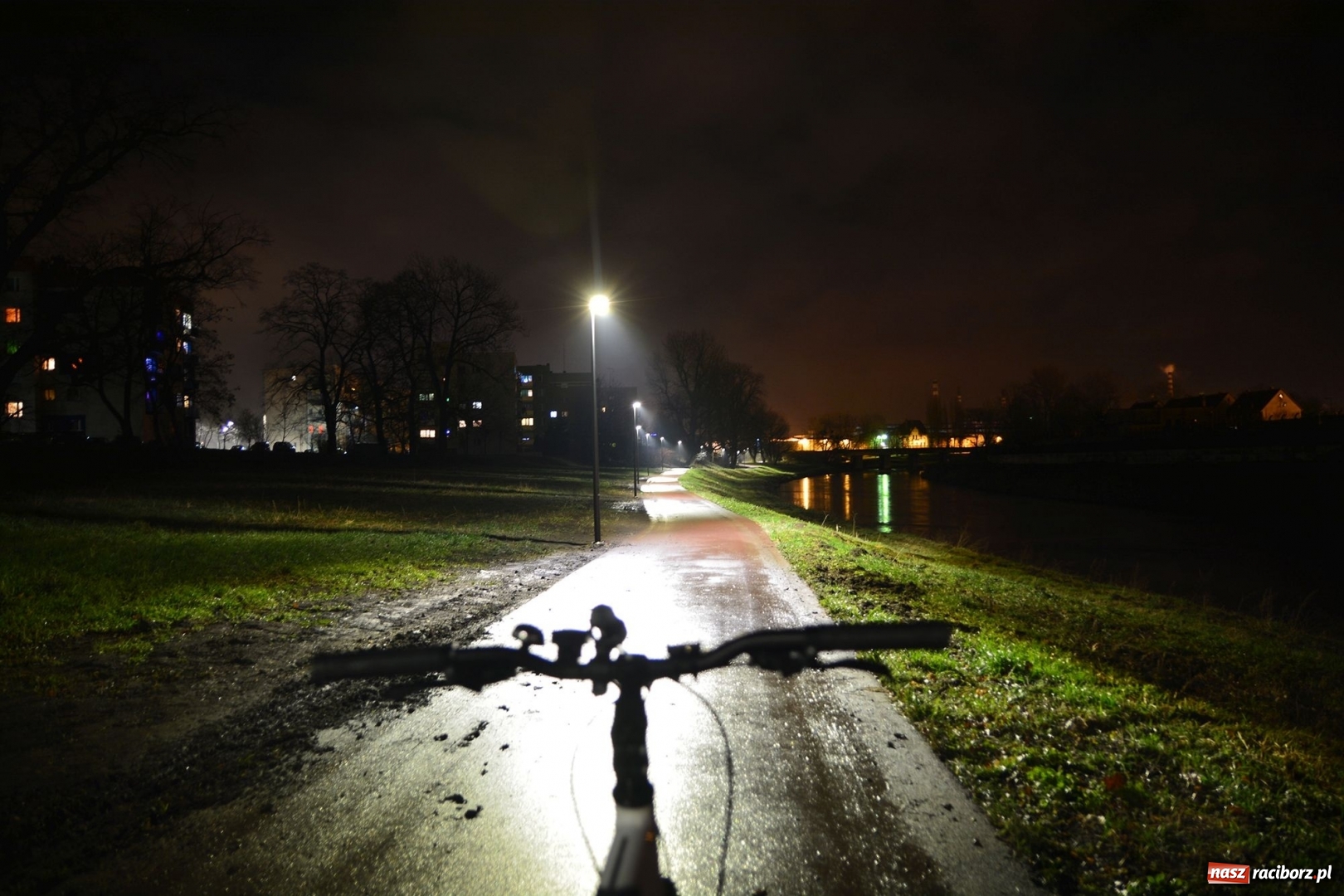 Zdjęcie w galerii na portalu naszraciborz.pl: Miasto oświetliło ścieżkę rowerową wzdłuż Bosackiej wiadomości z regionu
