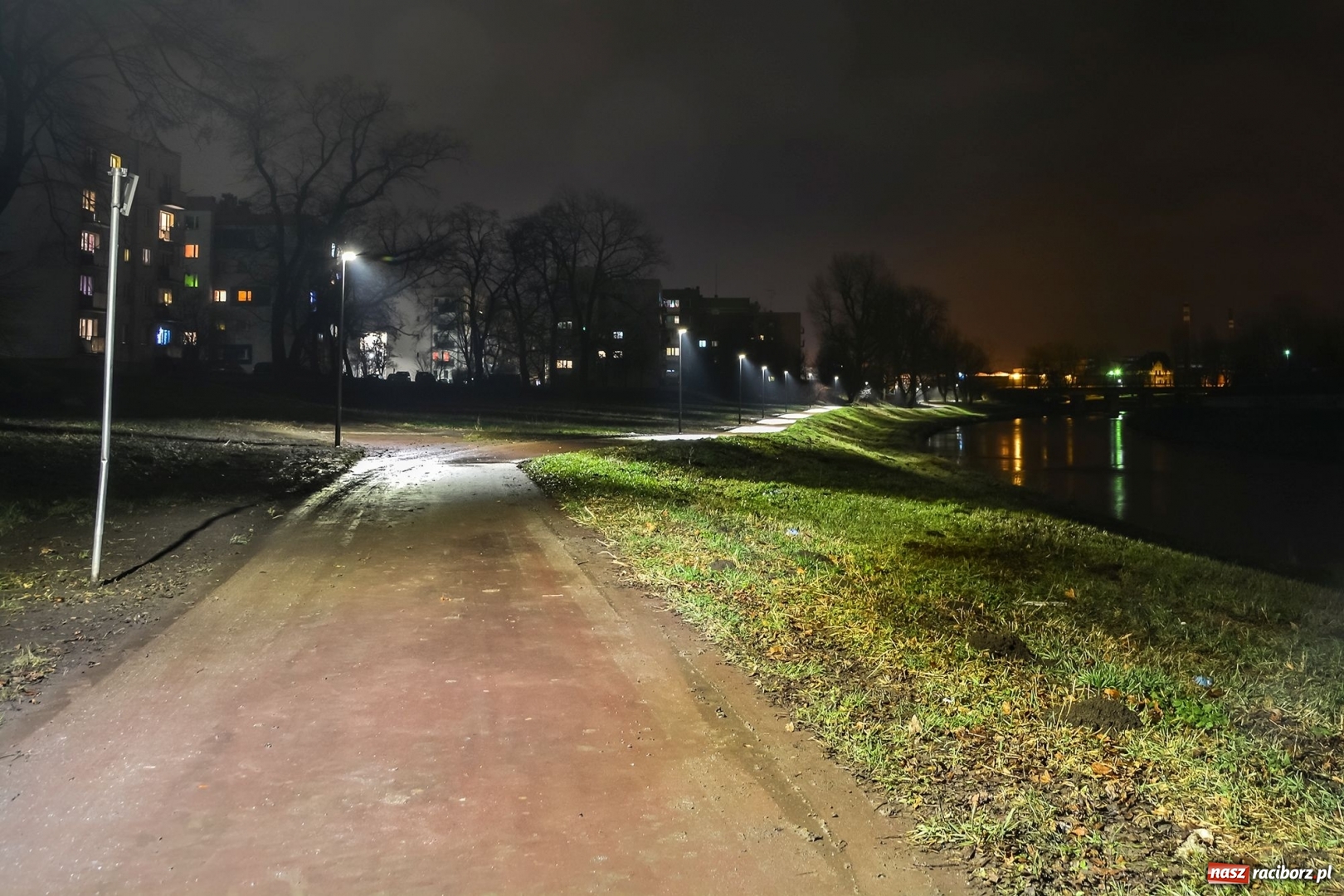 Zdjęcie w galerii na portalu naszraciborz.pl: Miasto oświetliło ścieżkę rowerową wzdłuż Bosackiej wiadomości z regionu