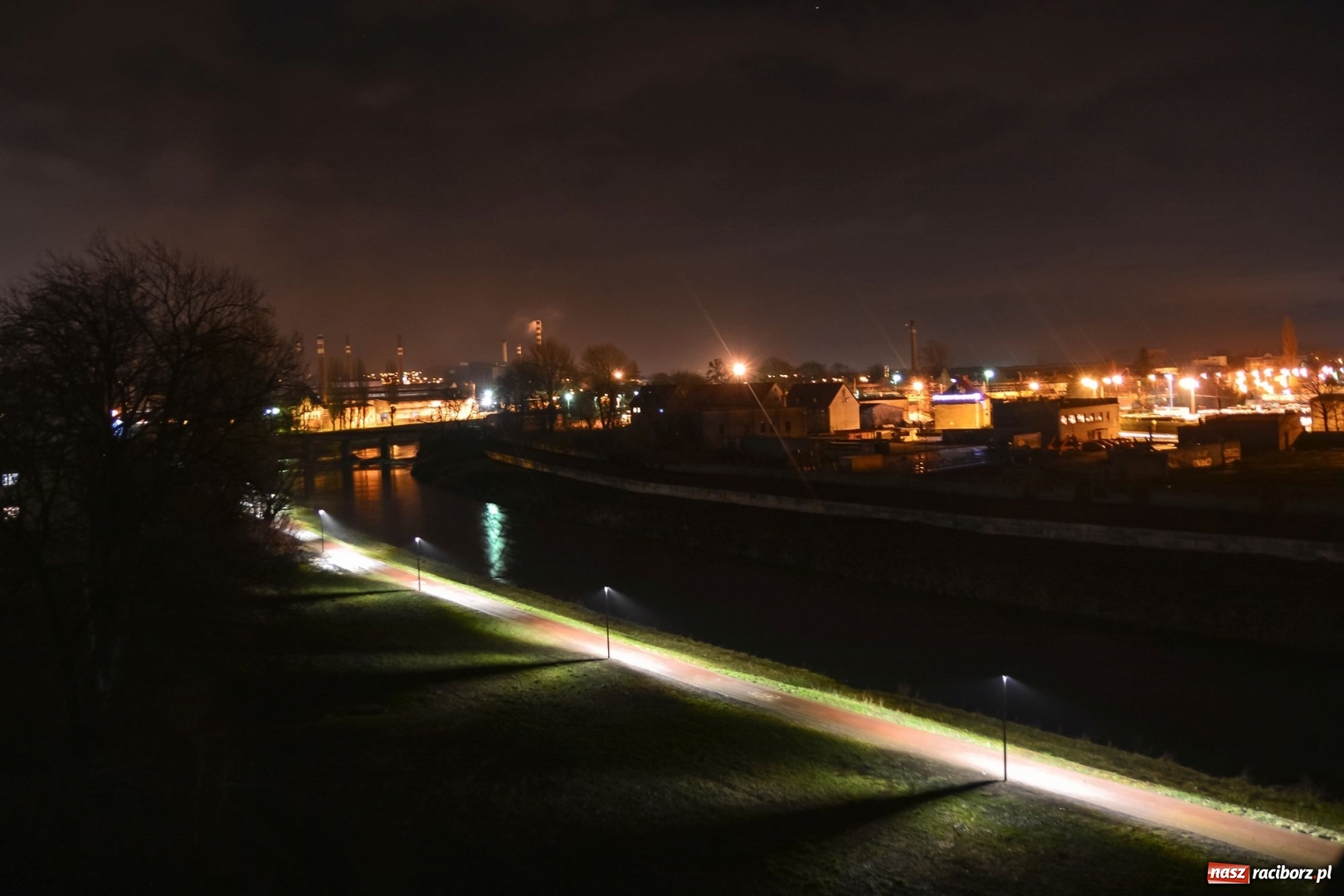 Zdjęcie w galerii na portalu naszraciborz.pl: Miasto oświetliło ścieżkę rowerową wzdłuż Bosackiej wiadomości z regionu