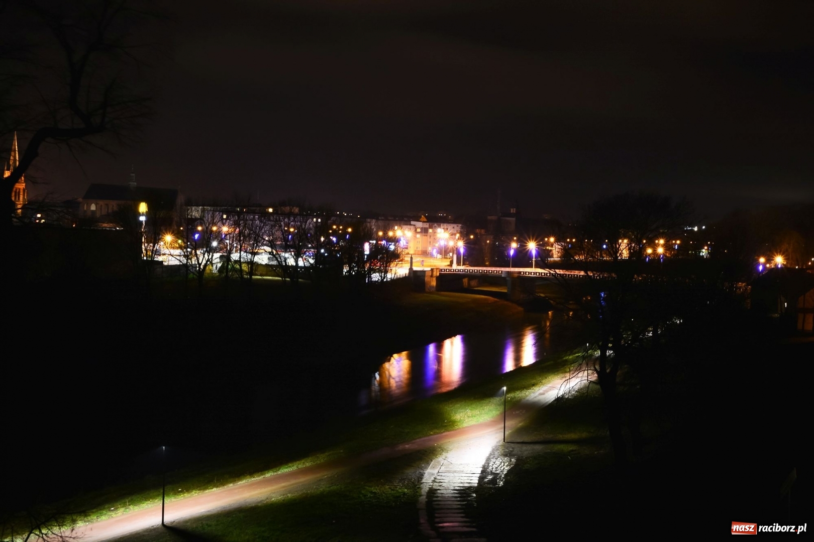 Zdjęcie w galerii na portalu naszraciborz.pl: Miasto oświetliło ścieżkę rowerową wzdłuż Bosackiej wiadomości z regionu