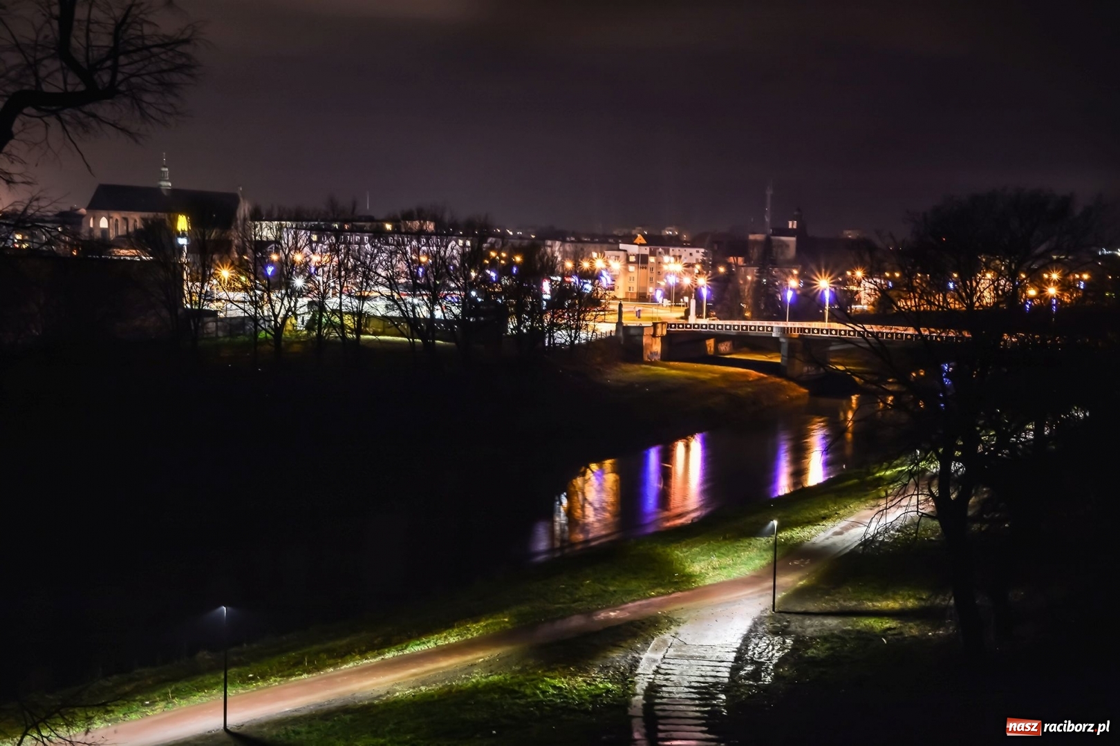 Zdjęcie w galerii na portalu naszraciborz.pl: Miasto oświetliło ścieżkę rowerową wzdłuż Bosackiej wiadomości z regionu