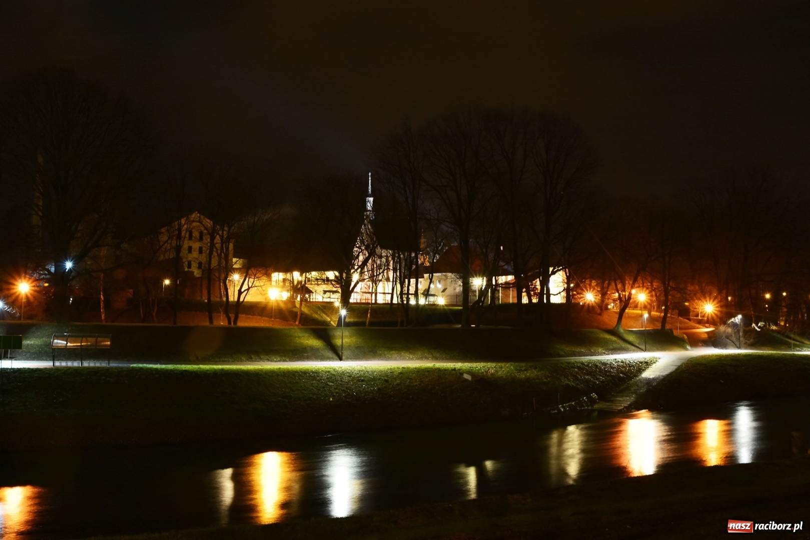 Zdjęcie w galerii na portalu naszraciborz.pl: Miasto oświetliło ścieżkę rowerową wzdłuż Bosackiej wiadomości z regionu