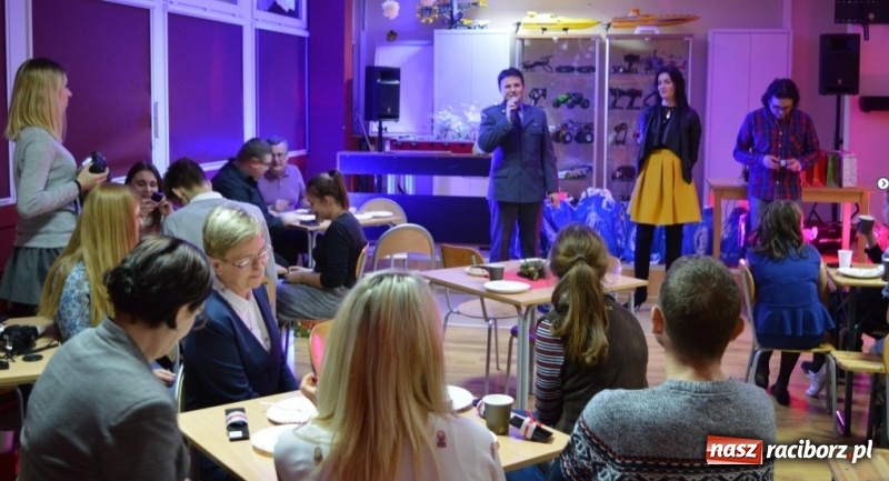 Zdjęcie w galerii na portalu naszraciborz.pl: Boże Narodzenie w Zakładzie Karnym. Był Mikołaj z rodziną i prezenty dla dzieci  wiadomości z regionu