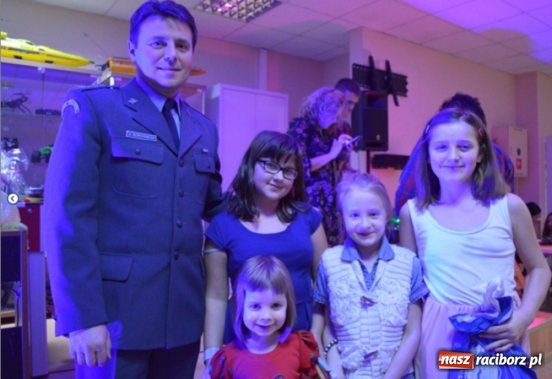 Zdjęcie w galerii na portalu naszraciborz.pl: Boże Narodzenie w Zakładzie Karnym. Był Mikołaj z rodziną i prezenty dla dzieci  wiadomości z regionu