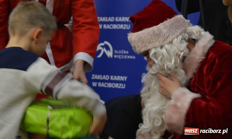 Zdjęcie w galerii na portalu naszraciborz.pl: Boże Narodzenie w Zakładzie Karnym. Był Mikołaj z rodziną i prezenty dla dzieci  wiadomości z regionu