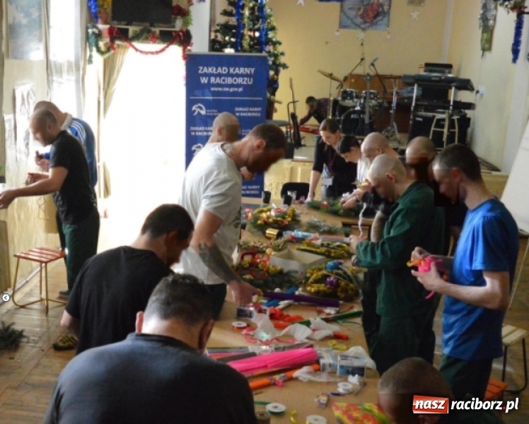 Zdjęcie w galerii na portalu naszraciborz.pl: Boże Narodzenie w Zakładzie Karnym. Był Mikołaj z rodziną i prezenty dla dzieci  wiadomości z regionu