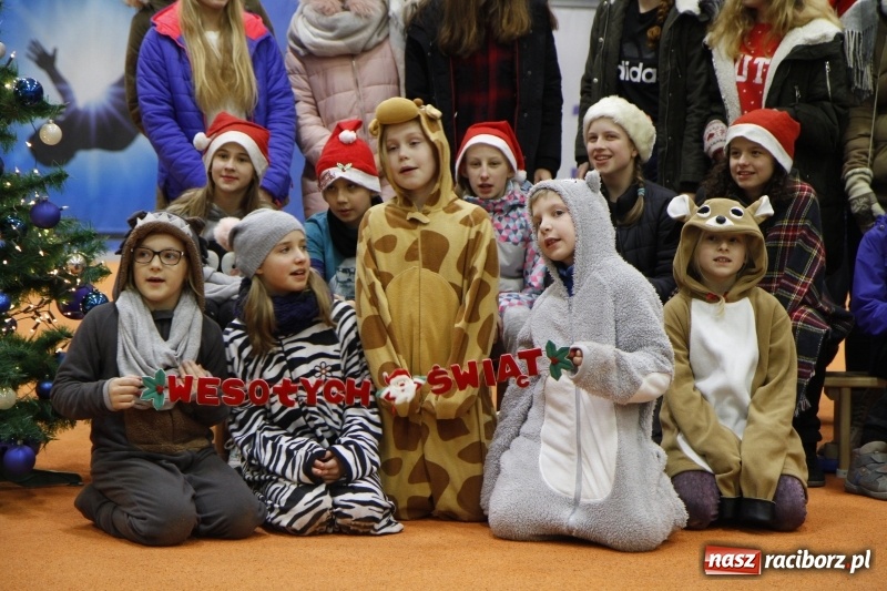 Zdjęcie w galerii na portalu naszraciborz.pl: Przy wielkim wigilijnym stole w ZSOMS wiadomości z regionu