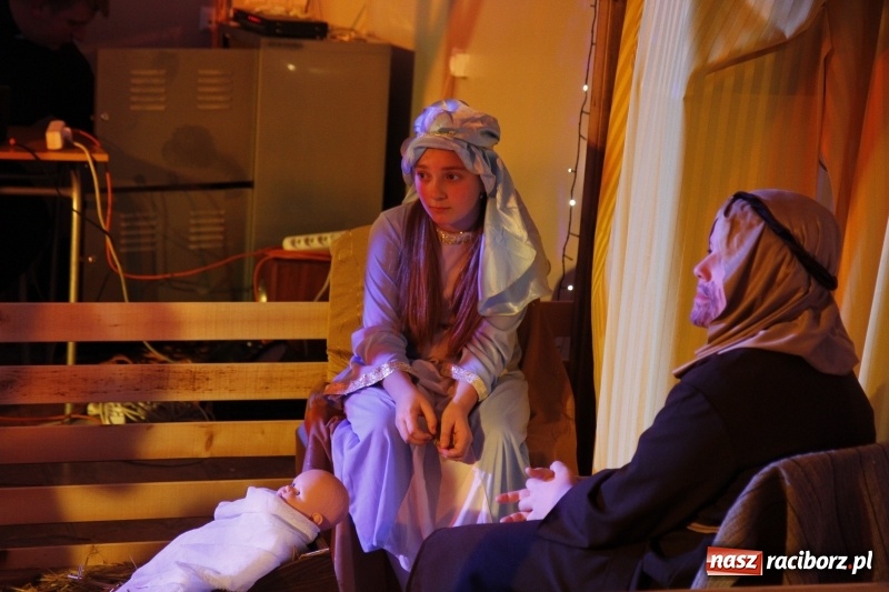 Zdjęcie w galerii na portalu naszraciborz.pl: Przy wielkim wigilijnym stole w ZSOMS wiadomości z regionu