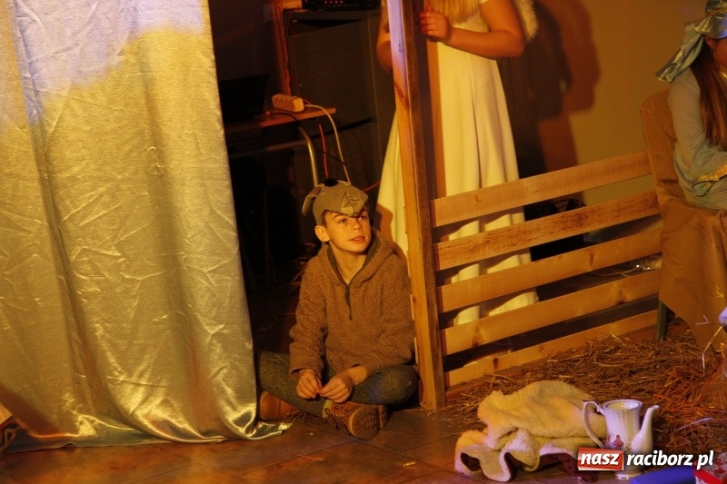 Zdjęcie w galerii na portalu naszraciborz.pl: Przy wielkim wigilijnym stole w ZSOMS wiadomości z regionu