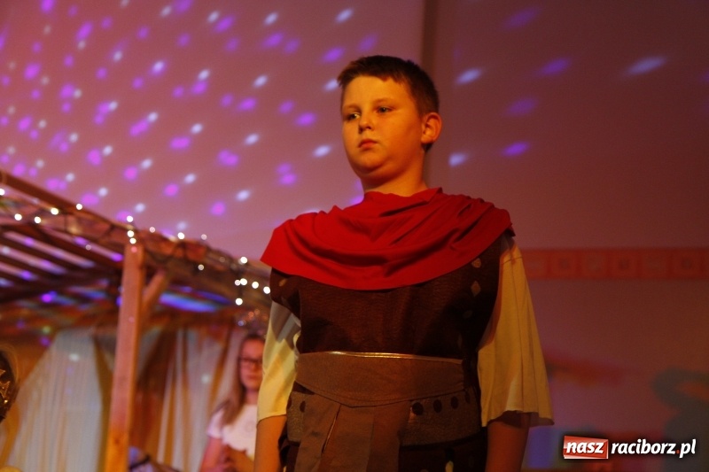 Zdjęcie w galerii na portalu naszraciborz.pl: Przy wielkim wigilijnym stole w ZSOMS wiadomości z regionu