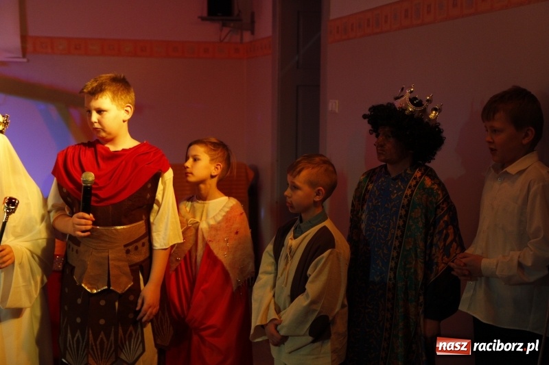 Zdjęcie w galerii na portalu naszraciborz.pl: Przy wielkim wigilijnym stole w ZSOMS wiadomości z regionu