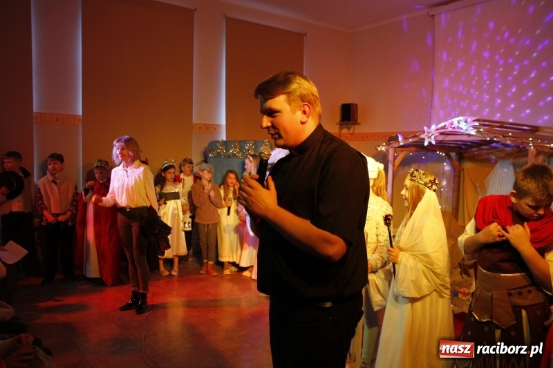 Zdjęcie w galerii na portalu naszraciborz.pl: Przy wielkim wigilijnym stole w ZSOMS wiadomości z regionu