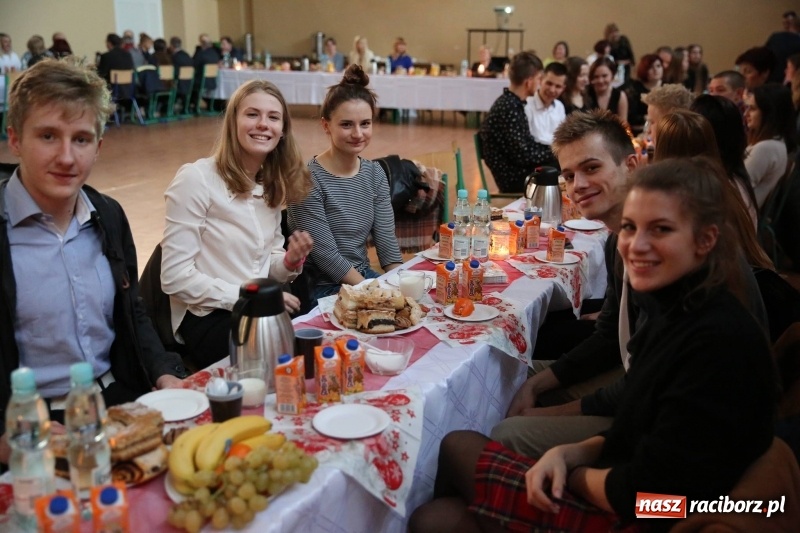 Zdjęcie w galerii na portalu naszraciborz.pl: Przy wielkim wigilijnym stole w ZSOMS wiadomości z regionu
