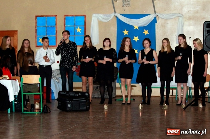 Zdjęcie w galerii na portalu naszraciborz.pl: Przy wielkim wigilijnym stole w ZSOMS wiadomości z regionu