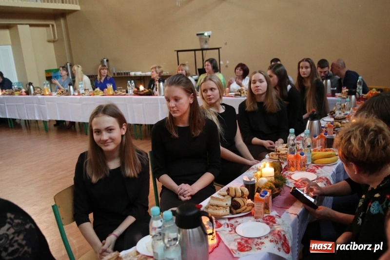 Zdjęcie w galerii na portalu naszraciborz.pl: Przy wielkim wigilijnym stole w ZSOMS wiadomości z regionu