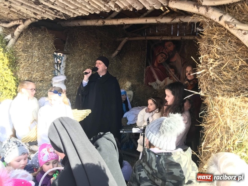 Zdjęcie w galerii na portalu naszraciborz.pl: Parafia Racibórz Brzezie kolęduje jak co roku przy żywej szopce wiadomości z regionu