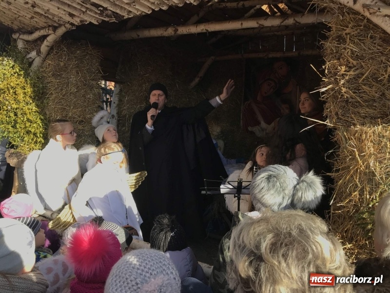 Zdjęcie w galerii na portalu naszraciborz.pl: Parafia Racibórz Brzezie kolęduje jak co roku przy żywej szopce wiadomości z regionu