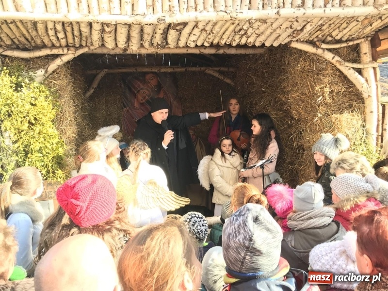 Zdjęcie w galerii na portalu naszraciborz.pl: Parafia Racibórz Brzezie kolęduje jak co roku przy żywej szopce wiadomości z regionu