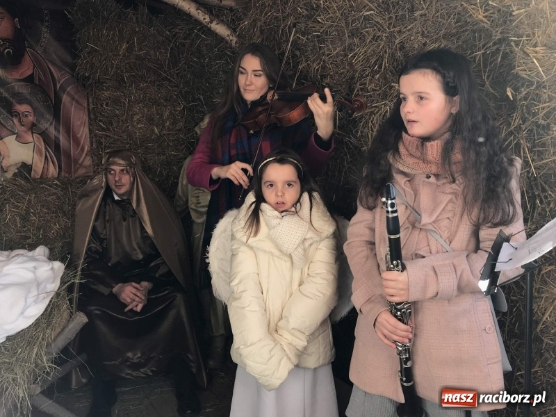 Zdjęcie w galerii na portalu naszraciborz.pl: Parafia Racibórz Brzezie kolęduje jak co roku przy żywej szopce wiadomości z regionu