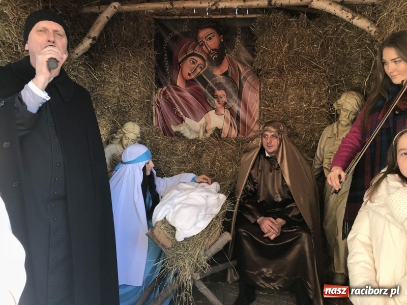 Zdjęcie w galerii na portalu naszraciborz.pl: Parafia Racibórz Brzezie kolęduje jak co roku przy żywej szopce wiadomości z regionu