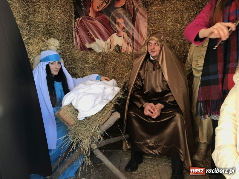 Zdjęcie w galerii na portalu naszraciborz.pl: Parafia Racibórz Brzezie kolęduje jak co roku przy żywej szopce wiadomości z regionu