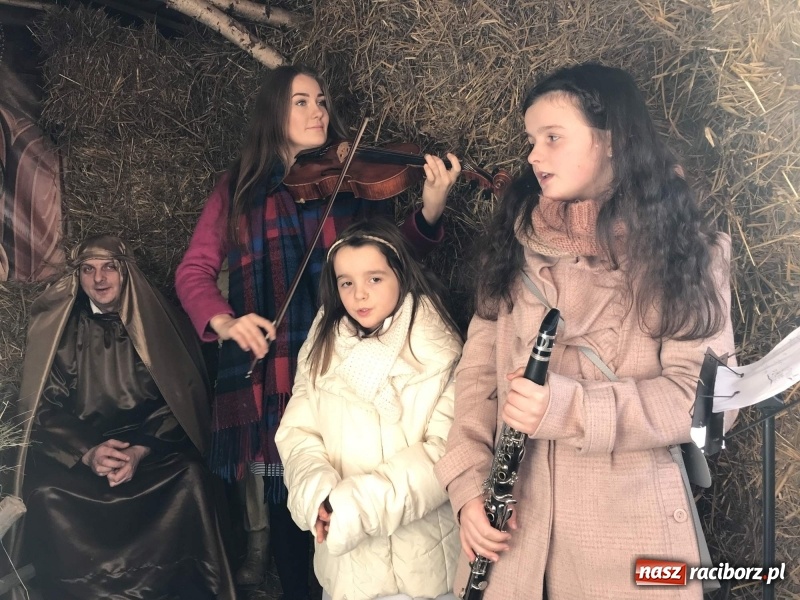 Zdjęcie w galerii na portalu naszraciborz.pl: Parafia Racibórz Brzezie kolęduje jak co roku przy żywej szopce wiadomości z regionu