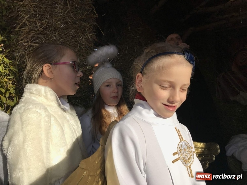 Zdjęcie w galerii na portalu naszraciborz.pl: Parafia Racibórz Brzezie kolęduje jak co roku przy żywej szopce wiadomości z regionu