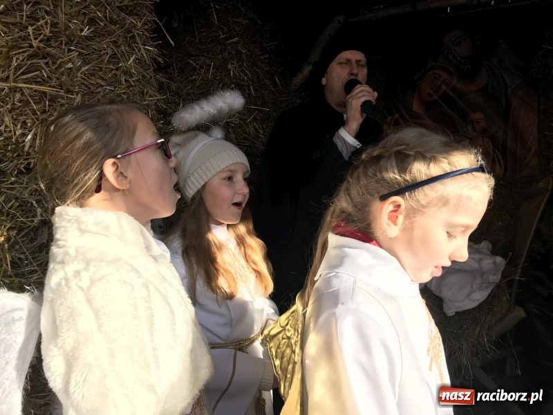 Zdjęcie w galerii na portalu naszraciborz.pl: Parafia Racibórz Brzezie kolęduje jak co roku przy żywej szopce wiadomości z regionu