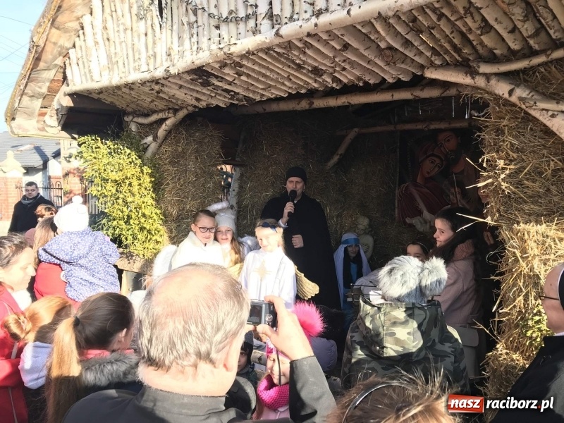 Zdjęcie w galerii na portalu naszraciborz.pl: Parafia Racibórz Brzezie kolęduje jak co roku przy żywej szopce wiadomości z regionu