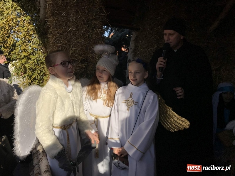 Zdjęcie w galerii na portalu naszraciborz.pl: Parafia Racibórz Brzezie kolęduje jak co roku przy żywej szopce wiadomości z regionu
