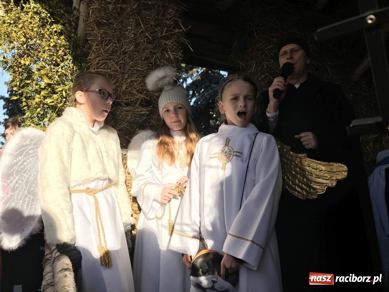 Zdjęcie w galerii na portalu naszraciborz.pl: Parafia Racibórz Brzezie kolęduje jak co roku przy żywej szopce wiadomości z regionu