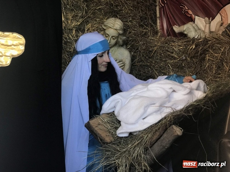 Zdjęcie w galerii na portalu naszraciborz.pl: Parafia Racibórz Brzezie kolęduje jak co roku przy żywej szopce wiadomości z regionu