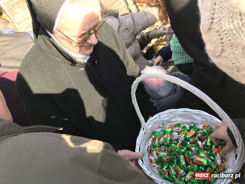 Zdjęcie w galerii na portalu naszraciborz.pl: Parafia Racibórz Brzezie kolęduje jak co roku przy żywej szopce wiadomości z regionu