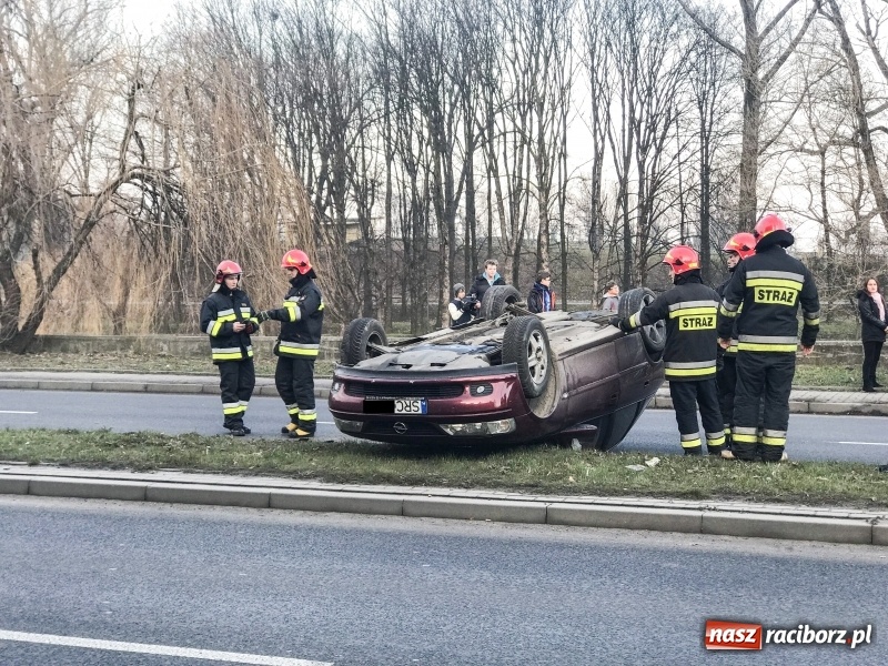 Zdjęcie w galerii na portalu naszraciborz.pl: Na Odrostradzie dachował opel  wiadomości z regionu
