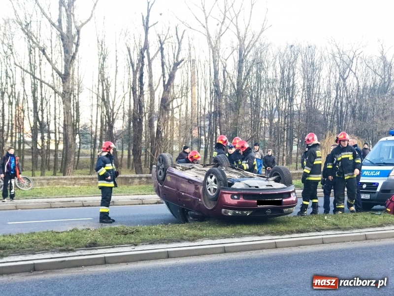 Zdjęcie w galerii na portalu naszraciborz.pl: Na Odrostradzie dachował opel  wiadomości z regionu