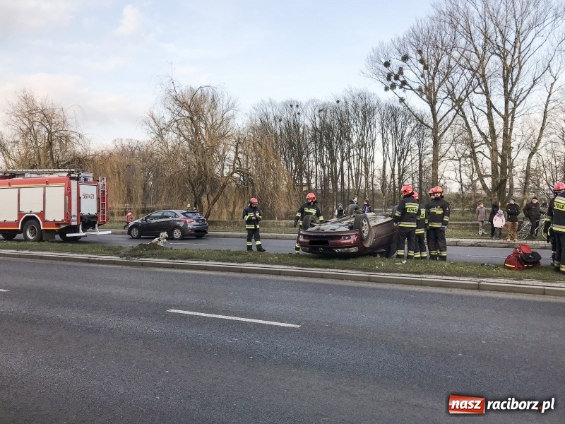 Zdjęcie w galerii na portalu naszraciborz.pl: Na Odrostradzie dachował opel  wiadomości z regionu