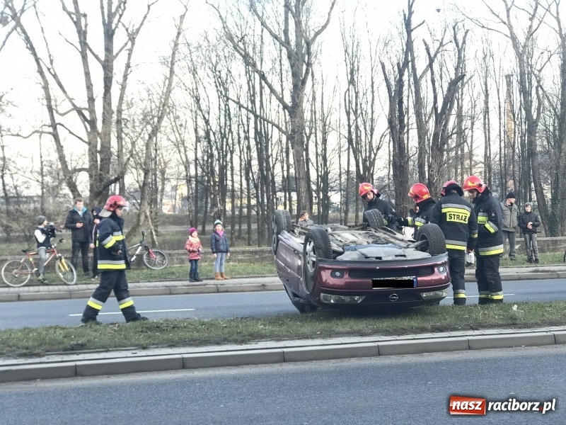 Zdjęcie w galerii na portalu naszraciborz.pl: Na Odrostradzie dachował opel  wiadomości z regionu