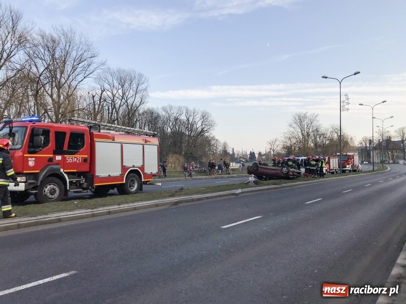 Zdjęcie w galerii na portalu naszraciborz.pl: Na Odrostradzie dachował opel  wiadomości z regionu