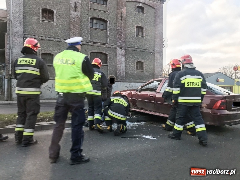 Zdjęcie w galerii na portalu naszraciborz.pl: Na Odrostradzie dachował opel  wiadomości z regionu
