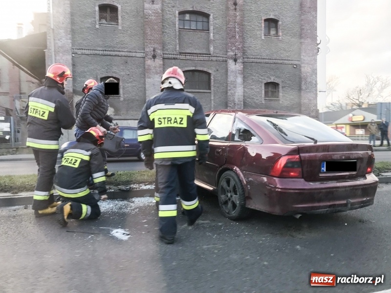 Zdjęcie w galerii na portalu naszraciborz.pl: Na Odrostradzie dachował opel  wiadomości z regionu